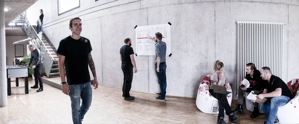 Mitarbeiter im Eingangsbereich, Veranstaltungstechnik