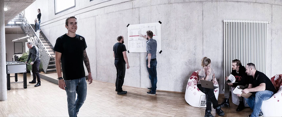 Mitarbeiter im Eingangsbereich, Veranstaltungstechnik